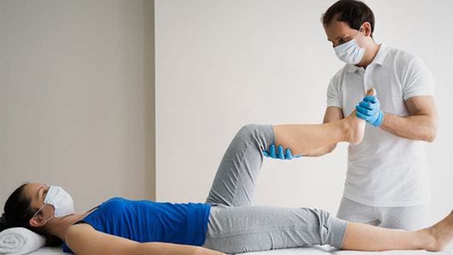 Fisioterapeuta tratando a un paciente.